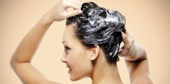 Tips Keramas untuk Berbagai Jenis Rambut, Perhatikan Frekuensi dan Jenis Sampo