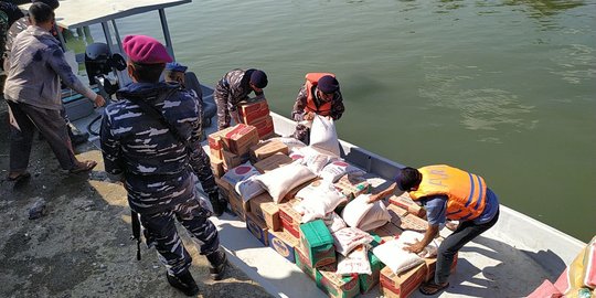 Kasal Kirim KRI Parang-647 Tarik Kapal Pengungsi Rohingya di Perairan Aceh