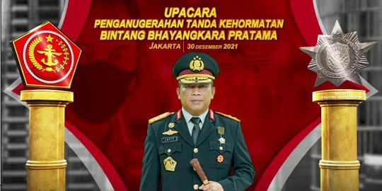 Irjen Lotharia Latif Dianugerahi Bintang Bhayangkara Pratama Dari Jokowi