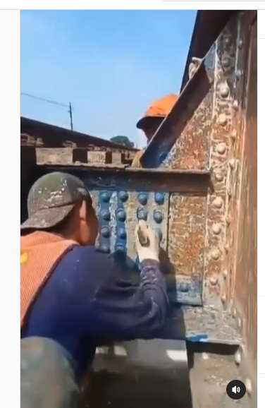 momen pekerja perbaiki rel kereta