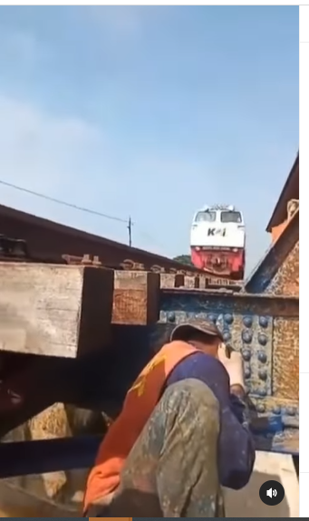 momen pekerja perbaiki rel kereta