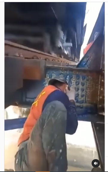 momen pekerja perbaiki rel kereta