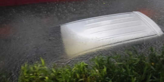 Saking Derasnya Hujan, Mobil Ini Tercebur ke Sungai karena Sopir Salah Kira Jalan