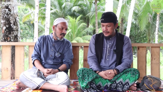 keluarga habib abdullah al qadri tidur di warung kecil