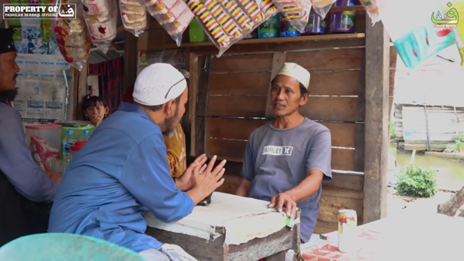 keluarga habib abdullah al qadri tidur di warung kecil