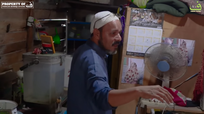 keluarga habib abdullah al qadri tidur di warung kecil