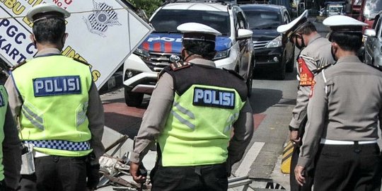 Duduk di Pinggir Jalan, Polisi Mulia Ini Rela Tunggu Gabah Warga Agar Mau Vaksin