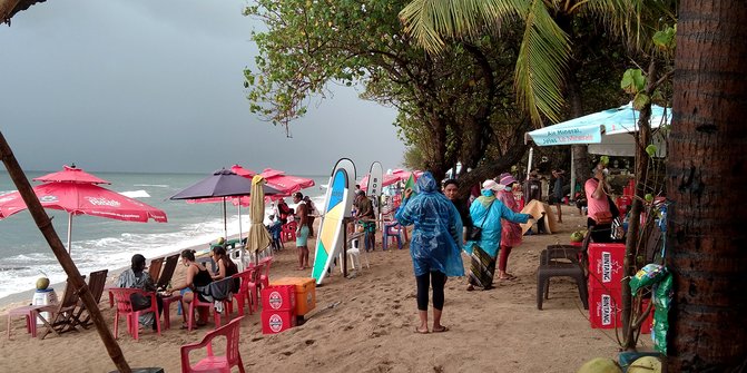 Hujan Lebat Guyur Pantai Kuta Jelang Malam Tahun Baru, Wisatawan Tetap Ramai