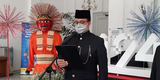Anies Baswedan Nikmati Senja Akhir 2021 di Jakarta International Stadium