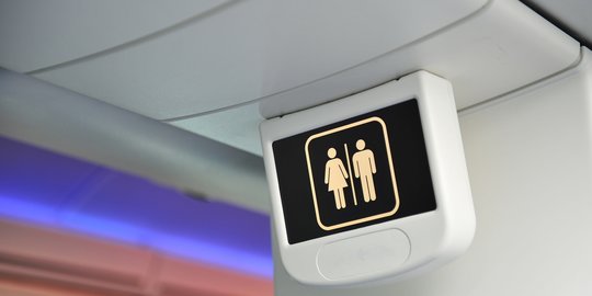 Positif Covid Saat di Atas Pesawat, Seorang Perempuan Isolasi di Toilet Selama 5 Jam