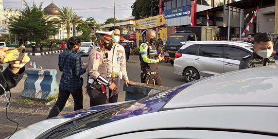 Kawal Mobil Mewah Lawan Arus di Puncak, Anggota Dishub Kota Bekasi Ditilang Polisi