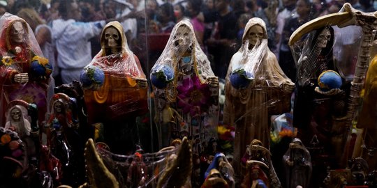 Awal Tahun 2022, Warga Meksiko Arak Patung Santo Kematian Awal Tahun 2022, Warga Meksiko Arak Patung Santo Kematian