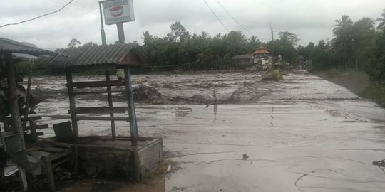 2 Warga dan 4 Hewan Ternaknya Terjebak Banjir Lahar Dingin Semeru