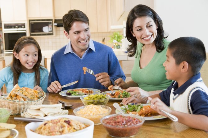 ilustrasi keluarga makan bersama