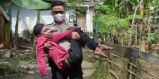 Polisi di Riau Gendong Remaja Hafiz Quran Lumpuh ke Rumah Sakit