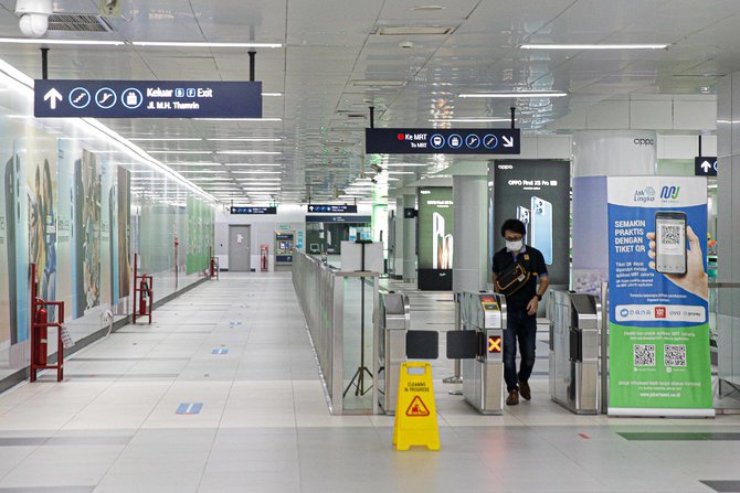 suasana stasiun mrt bundaran hi sepi akibat ppkm