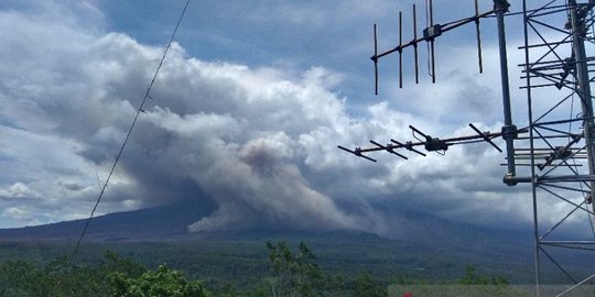 Semeru Kembali Luncurkan Awan Panas Guguran