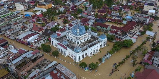 Penampakan Banjir Parah Melanda Kota Lhoksukon di Aceh Utara