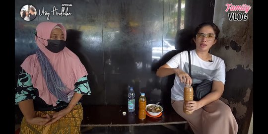 Tajir Melintir, Ini 4 Gaya Santai Ussy Sulistiawaty Kulineran di Pasar Mayestik