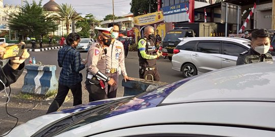 Dishub Kawal Mobil Mewah di Puncak Ditilang, Ini Aturan Lengkap Pengawalan di Jalan