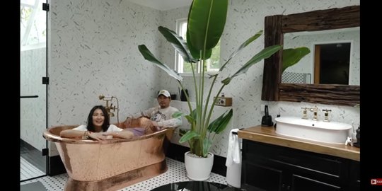 4 Potret Kamar Mandi Utama di Rumah Ryan Delon dan Sharena, Ada AC dan Bathtub Kece