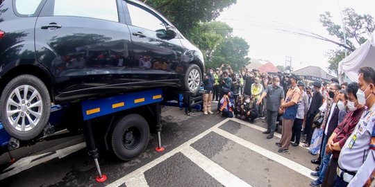 Mobil Diderek Dishub karena Parkir Tak Sesuai Tempat di Bandung, Begini Cara Urusnya