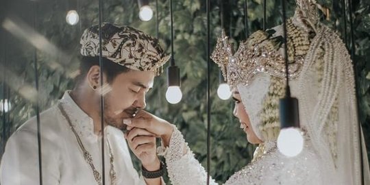 Elly Sugigi Unggah Foto Pernikahan karena Banyak yang Goda 'Aku Udah Sold Out'