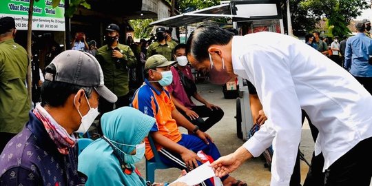 Kunjungi Pasar Gemolong Sragen, Jokowi Bagikan Bantuan Tunai untuk Pedagang Kaki Lima