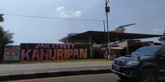 Puluhan Bangkai Pesawat Tersimpan Rapi di Pinggir Jalan Raya Jakarta-Bogor