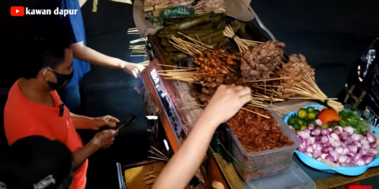 Saking Ramainya, Tukang Sate Ini Setiap Hari Motong Ayam Satu Kwintal