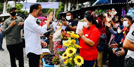 Kunjungi Pasar Purwodadi, Jokowi Ingatkan Pedagang Patuhi Protokol Kesehatan