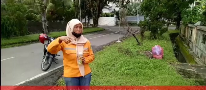 ibu petugas kebersihan jalan motornya dicuri saat bertugas aksi pelaku terekam cctv