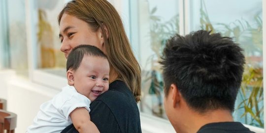 Potret Terbaru Kenzo Anak Baim Wong Tersenyum, Ekspresinya Bikin Gemas Bak Boneka