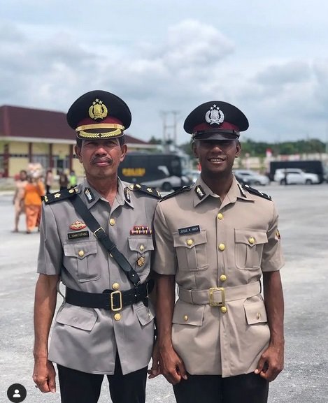 potret bintara polri asal papua bersama ayah berpangkat komisaris polisi