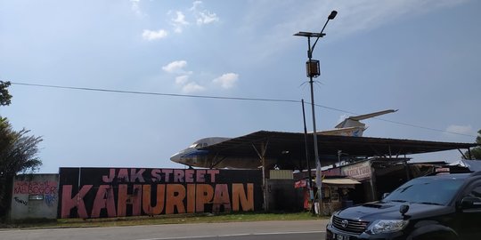 Potret Puluhan Bangkai Pesawat Menumpuk di Lahan Kosong Bogor, Dijual Rp800 Juta/Unit