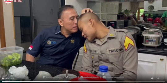 Perlakuan Ketum PSSI ke Anak yang Taruna Akpol, Semenit Elus Kepala Lalu Disuapi