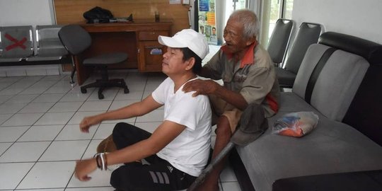 Potret Dedi Mulyadi Dipijat Pria Usia 100 Tahun Ngaku Sudah 6 Kali Tertabrak Mobil