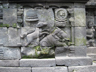 makhluk aneh di candi borobudur