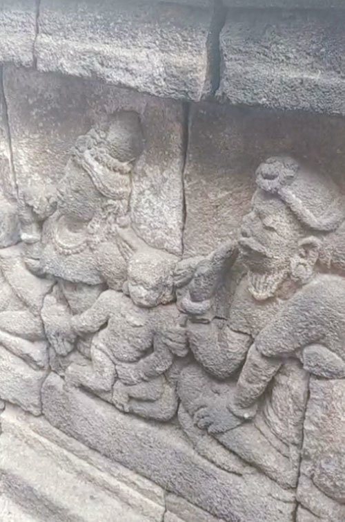 makhluk aneh di candi borobudur