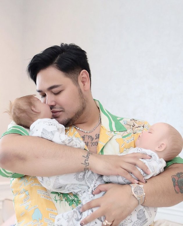 potret kedekatan ivan gunawan dengan 039sang anak039 dirawat bak bayi sungguhan