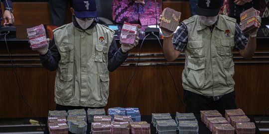 Barang Bukti Uang Rp5,7 Miliar yang Diterima Wali Kota Bekasi