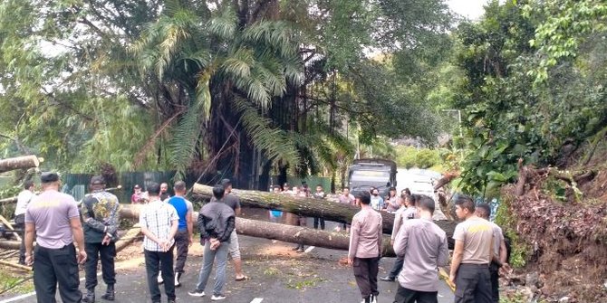 Imbas Longsor, Polisi Berlakukan Satu Jalur di Jalan Sentani Menuju Jayapura