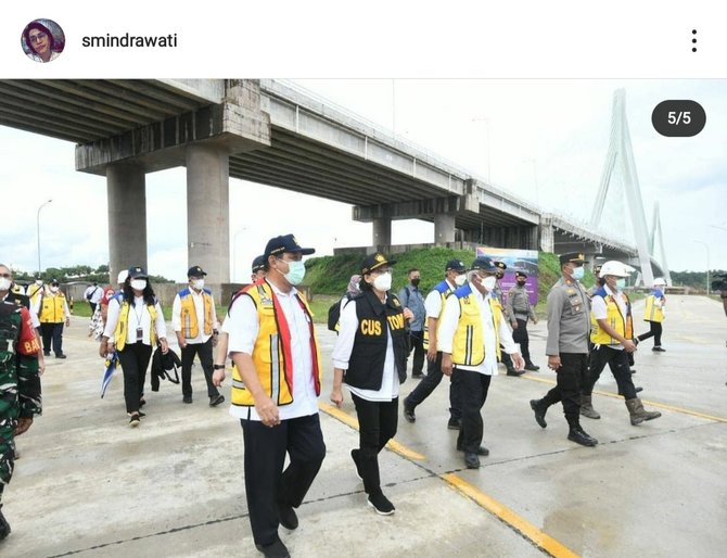 sri mulyani dan basuki hadimuljono di jembatan penghubung ibu kota baru