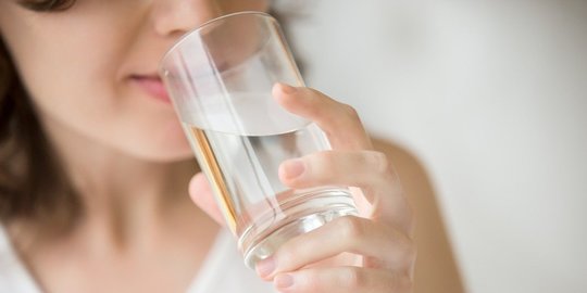 9 Manfaat Minum Air Putih Hangat, Mengatasi Sembelit hingga Menghilangkan Racun