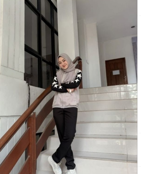 perankan deina di love story the series intip potret hijab pradeina nabila