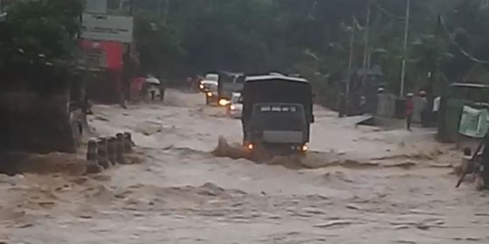 Wapres Minta Kemensos dan BNPB Segera Tangani Korban Banjir Jayapura