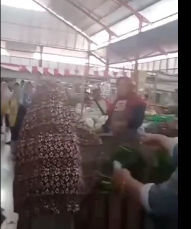 ibu ibu di pemalang diduga belanja di pasar pakai uang palsu