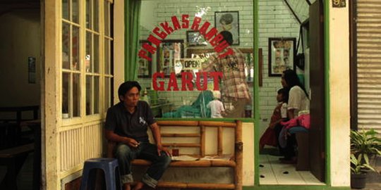 Tukang Cukur di Garut Dukung Ridwan Kamil Jadi Capres, Jadikan Barber Ekonomi Kreatif