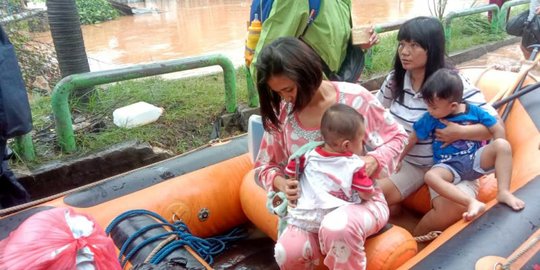 Terjebak Banjir di Jayapura, Ibu Bersama Bayi 9 Bulan Diselamatkan Basarnas