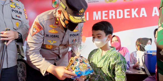 Tinjau Vaksinasi Anak, Kapolda Riau Bagikan Hadiah